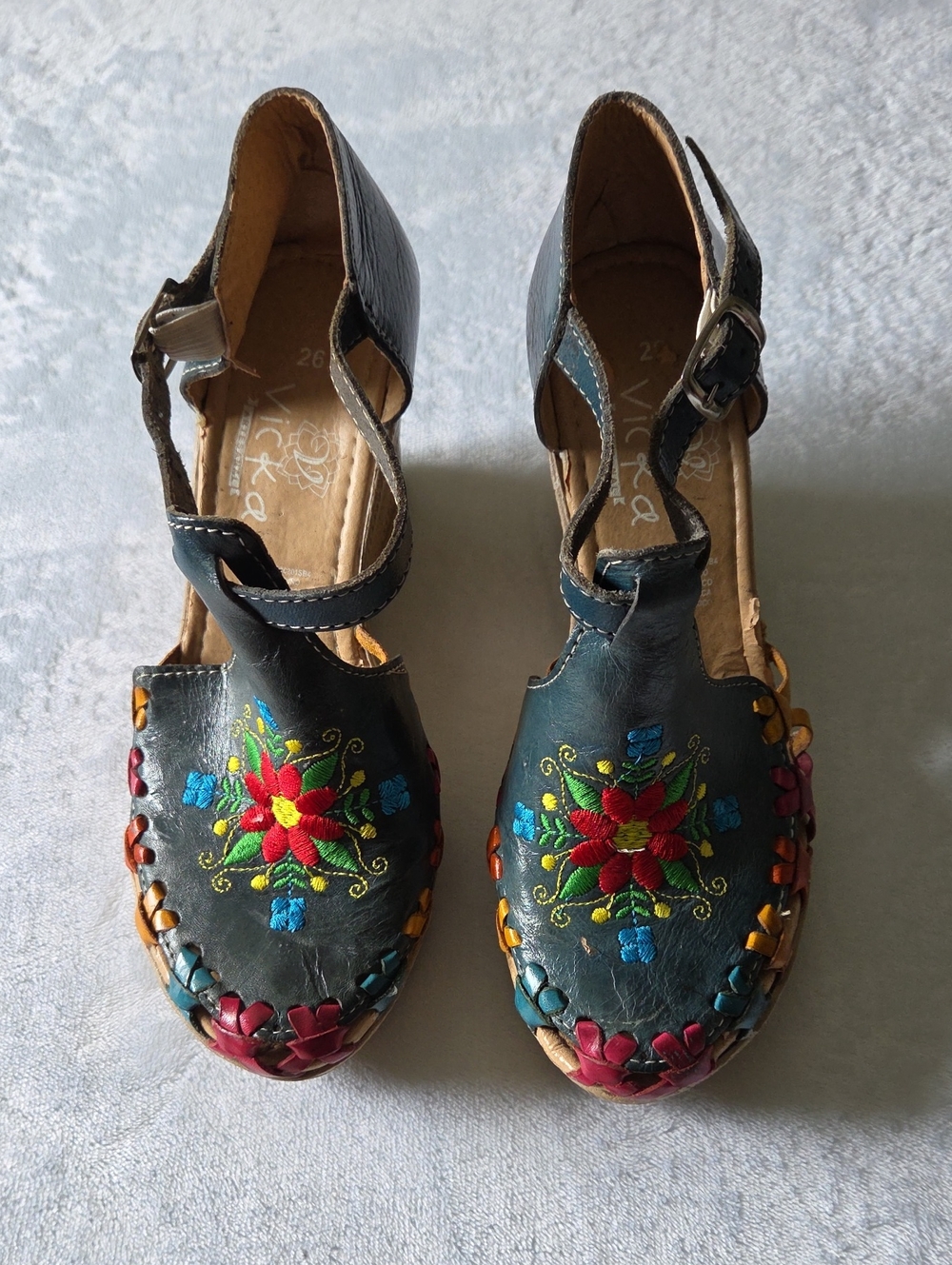 UNIQUE AND ADORABLE Embroidered Leather Women’s Platforms Fits Easily 7.5-8.5